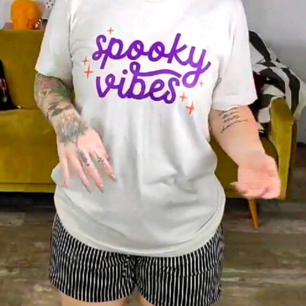 Bella Canvas NWT Spooky Vibes Tee Med